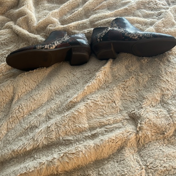 Crown & Ivy W/O Box - Picture 3 of 4